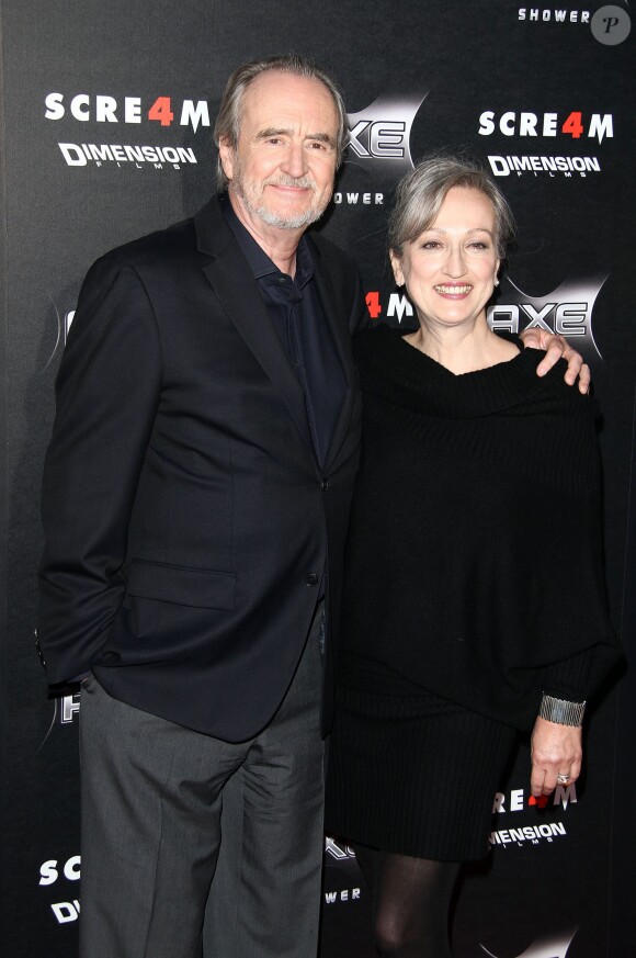 Wes Craven et son épouse lors de la première de Scream 4 au Grauman's Chinese Theatre de Hollywood, le 11 avril 2011