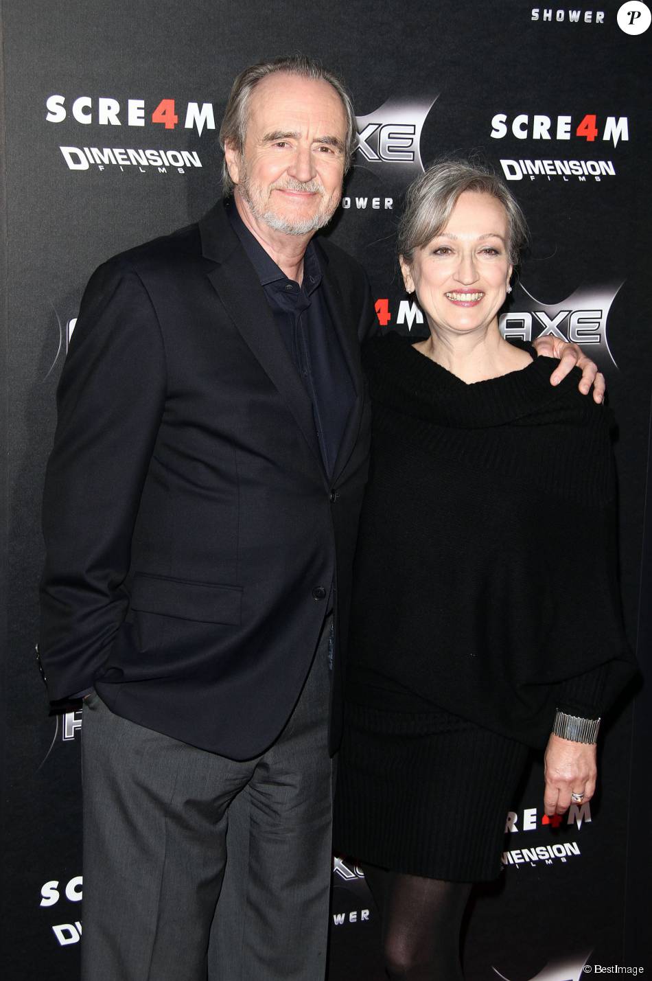 Wes Craven et son épouse lors de la première de Scream 4 au Grauman's ...