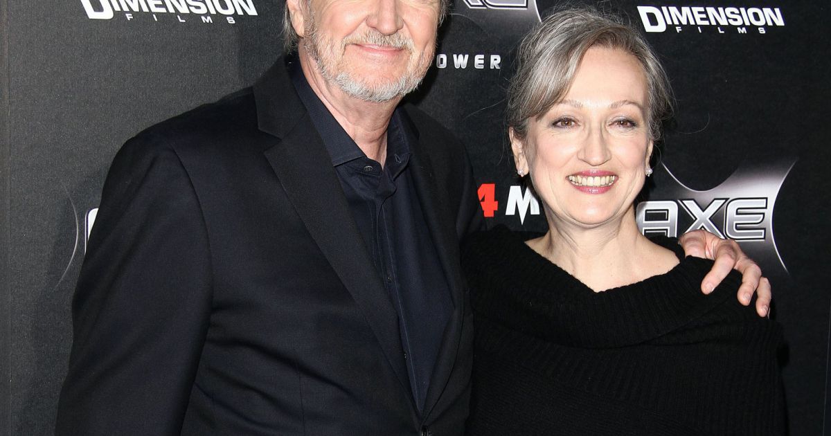 Wes Craven et son épouse lors de la première de Scream 4 au Grauman's ...