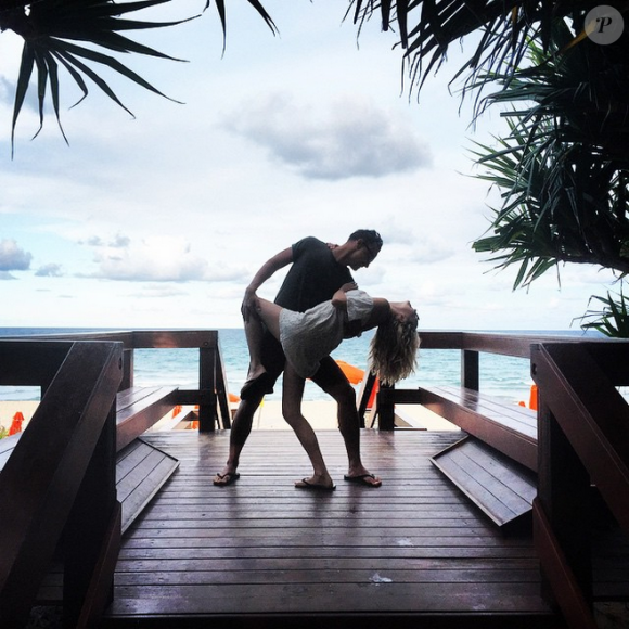Candice Accola (The Vampire Diaries) et Joe King du groupe The Fray réalisant un de leurs fameux ''dips'' à Palm Beach, photo Instagram, 2015. Le couple a annoncé le 31 août 2015 attendre son premier enfant.