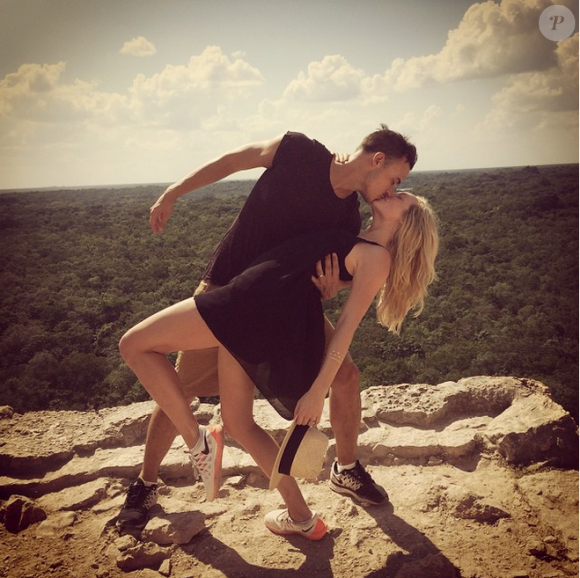Candice Accola (The Vampire Diaries) et Joe King du groupe The Fray réalisant un de leurs fameux ''dips'' lors d'une randonnée, photo Instagram, 2015. Le couple a annoncé le 31 août 2015 attendre son premier enfant.