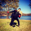 Candice Accola (The Vampire Diaries) et Joe King du groupe The Fray réalisant un de leurs fameux ''dips'' devant un lac, photo Instagram, 2015. Le couple a annoncé le 31 août 2015 attendre son premier enfant.