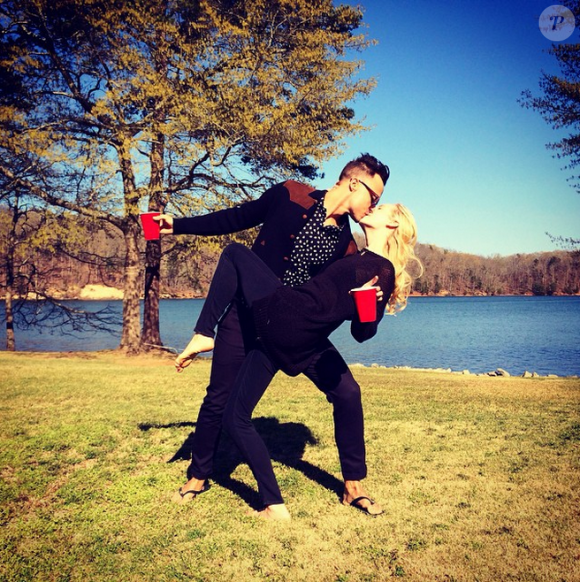 Candice Accola (The Vampire Diaries) et Joe King du groupe The Fray réalisant un de leurs fameux ''dips'' devant un lac, photo Instagram, 2015. Le couple a annoncé le 31 août 2015 attendre son premier enfant.