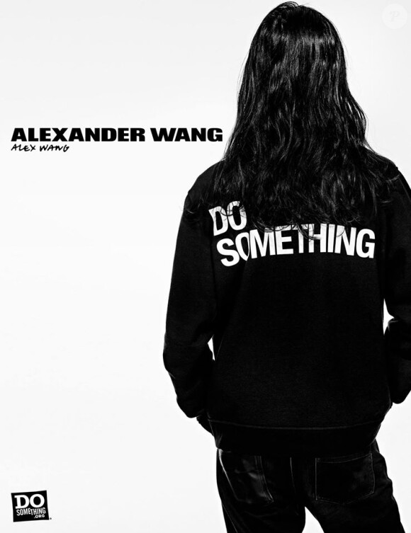 Alexander Wang pose pour sa collaboration avec l'organisation DoSomething. Portrait par Steven Klein.