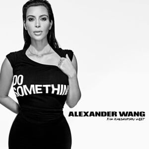 Kim Kardashian pose pour la collection Alexander Wang x DoSomething. Portrait par Steven Klein.