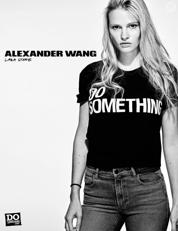 Lara Stone pose pour la collection Alexander Wang x DoSomething. Portrait par Steven Klein.