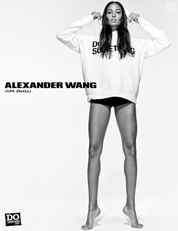 Joan Smalls pose pour la collection Alexander Wang x DoSomething. Portrait par Steven Klein.