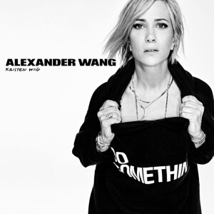 Kristen Wiig pose pour la collection Alexander Wang x DoSomething. Portrait par Steven Klein.