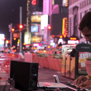 Image extraite de "Stromae Takes America" - "Papaoutai" à New York, septembre 2015.