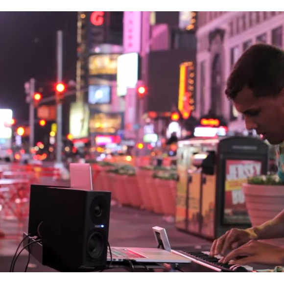 Image extraite de "Stromae Takes America" - "Papaoutai" à New York, septembre 2015.