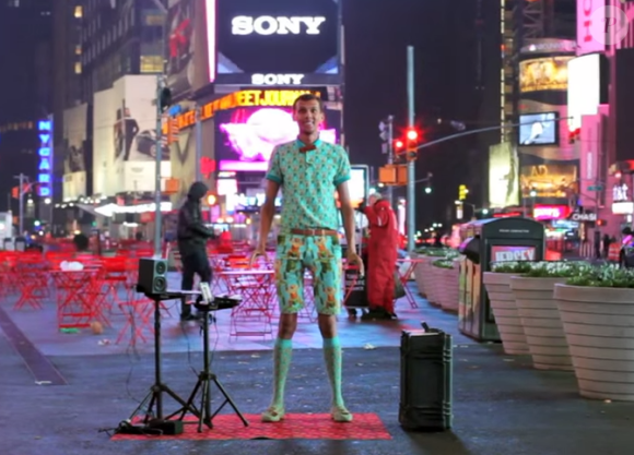 Image extraite de "Stromae Takes America" - "Papaoutai" à New York, septembre 2015.
