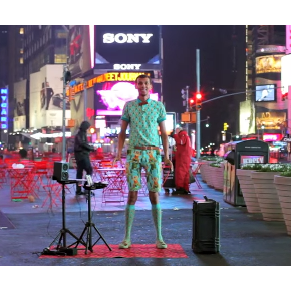 Image extraite de "Stromae Takes America" - "Papaoutai" à New York, septembre 2015.