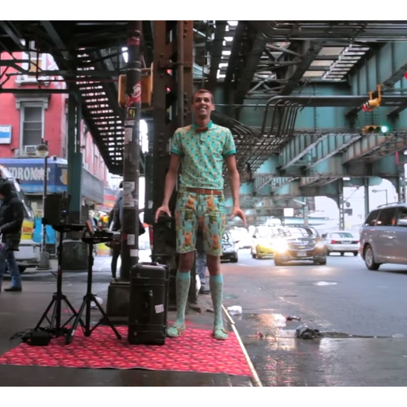 Image extraite de "Stromae Takes America" - "Papaoutai" à New York, septembre 2015.