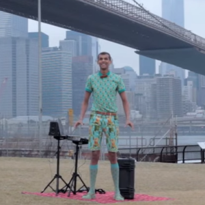 Image extraite de "Stromae Takes America" - "Papaoutai" à New York, septembre 2015.