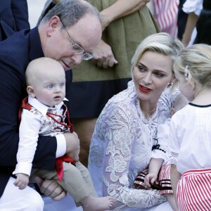 2015/Le prince Albert de Monaco et la princesse Charlène, accompagnés de leurs enfants le prince Jacques et la princesse Gabriella, habillés en costume traditionnel, au pique-nique de la Principauté, qui se tient chaque année au parc de la princesse Antoinette le 28 août 2015.