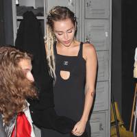 Miley Cyrus : La tête pleine de dreadlocks pour une soirée avec Cody Simpson !