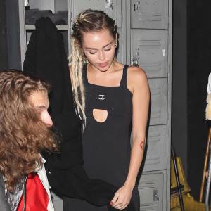 Miley Cyrus et Cody Simpson à la sortie du club The Nice Guy à West Hollywood, Los Angeles, le 3 septembre 2015