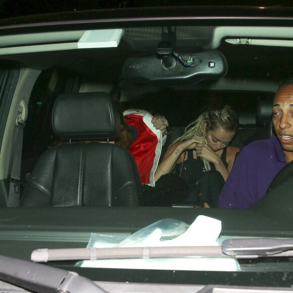 Miley Cyrus et Cody Simpson à la sortie du club The Nice Guy à West Hollywood, Los Angeles, le 3 septembre 2015