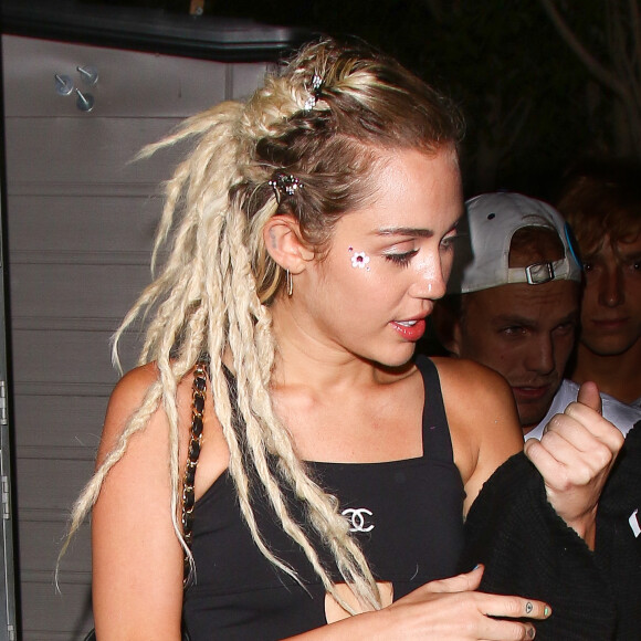 Miley Cyrus et Cody Simpson à la sortie du club The Nice Guy à West Hollywood, Los Angeles, le 3 septembre 2015