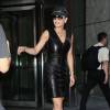 Rita Ora, vêtue de cuir noir, à la sortie d'un immeuble à New York, le 12 aout 2015