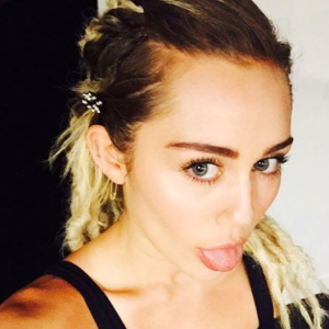 Miley Cyrus dévoile sa nouvelle coupe de cheveux sur son compte Instagram.