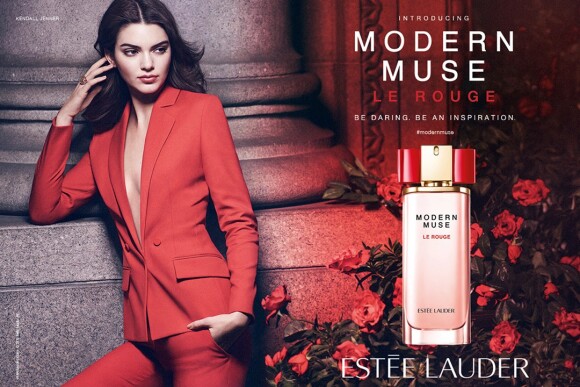 Kendall Jenner est l'égérie du parfum Modern Muse Le Rouge d'Estée Lauder.
