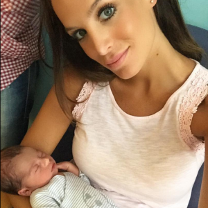 Jade Foret pose avec son neveu, le petit Mattìa, en septembre 2015.