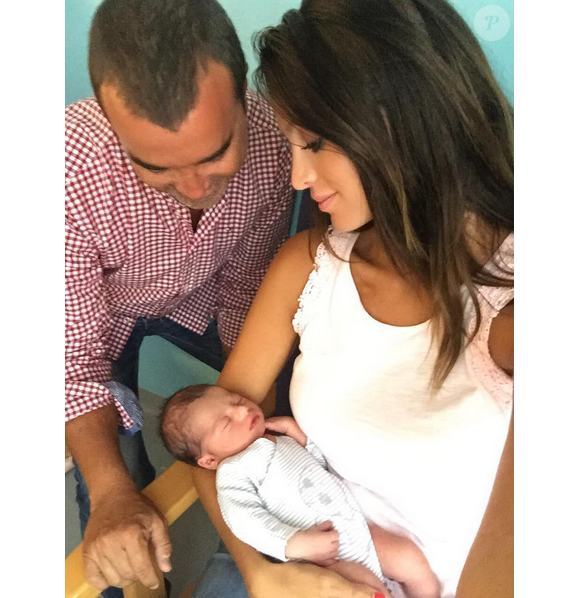 Arnaud Lagardère et Jade Foret posent avec le petit Mattìa, son neveu par alliance, en septembre 2015.