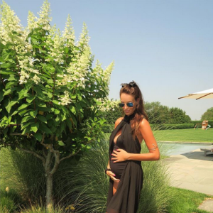 Jade Foret pose enceinte de 4 mois, en septembre 2015.