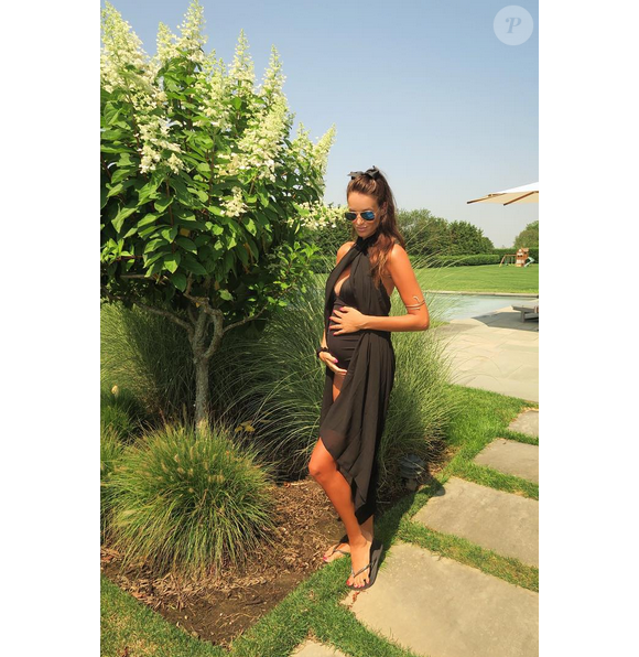 Jade Foret pose enceinte de 4 mois, en septembre 2015.