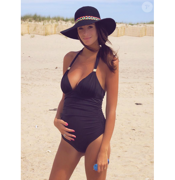 Jade Foret Lagardère, enceinte de son troisième enfant, pose sur Instagram, le dimanche 30 août 2015.