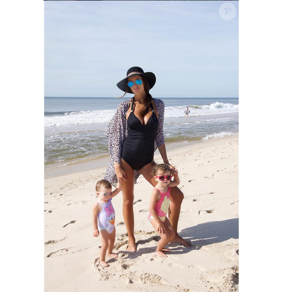 Jade Foret Lagardère, enceinte de son troisième enfant, pose sur Instagram avec ses filles Mila et Liva, le dimanche 30 août 2015.