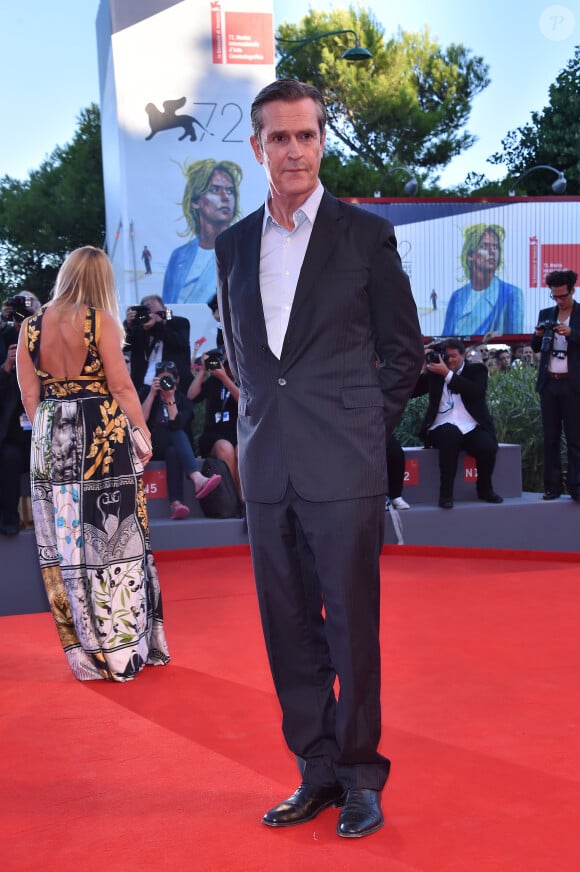 Rupert Everett à l'arrivée de la cérémonie de remise du prix "Kineo" lors du 72e Festival du Film de Venise, la Mostra. Le 6 septembre 2015