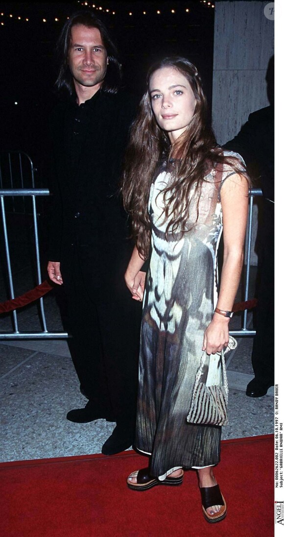 Gabrielle Anwar et un ami à la première du film Seven Years in Tibet à Los Angeles le 6 octobre 1997