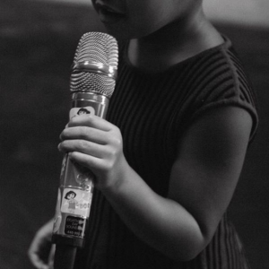 Blue Ivy, micro en main, pousse la chansonnette dans les coulisses de la répétition de sa maman Beyoncé pour le festival Budweiser Made in America. Photo publiée le 5 septembre 2015.