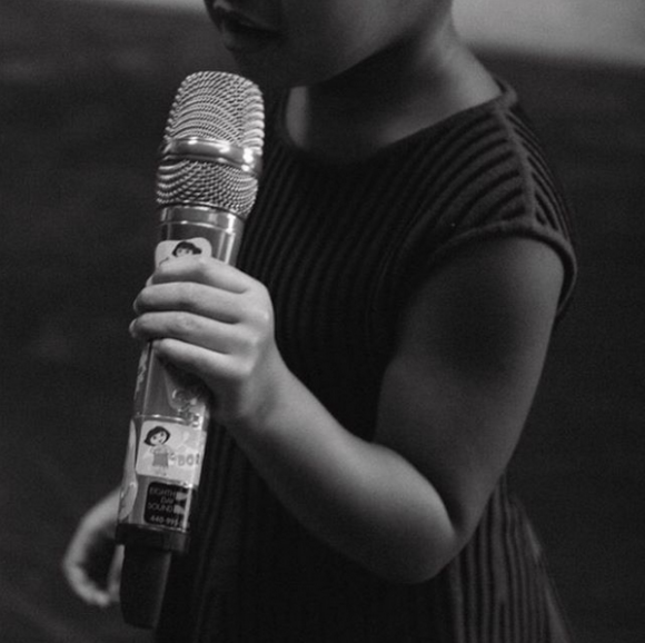 Blue Ivy, micro en main, pousse la chansonnette dans les coulisses de la répétition de sa maman Beyoncé pour le festival Budweiser Made in America. Photo publiée le 5 septembre 2015.