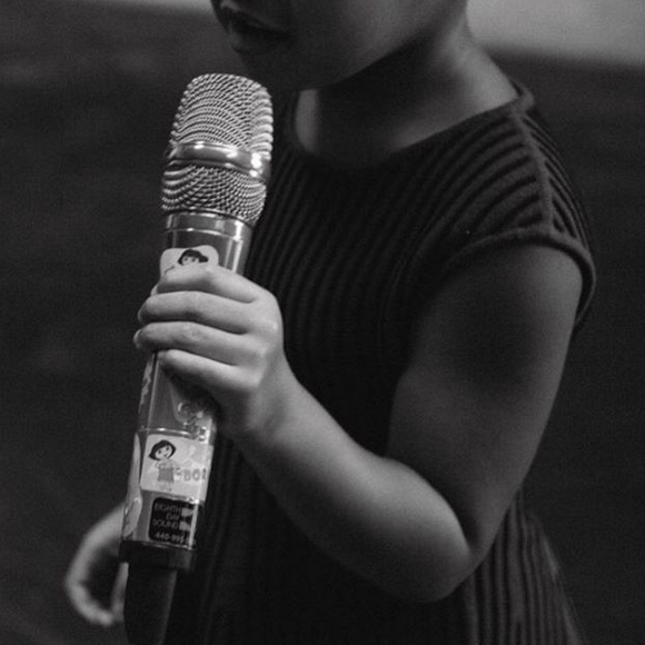 Blue Ivy, micro en main, pousse la chansonnette dans les coulisses de la répétition de sa maman Beyoncé pour le festival Budweiser Made in America. Photo publiée le 5 septembre 2015.