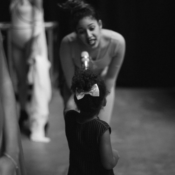 Blue Ivy fait chanter les danseuses de sa maman Beyoncé dans les coulisses de leur répétition pour le festival Budweiser Made in America. Photo publiée le 5 septembre 2015.