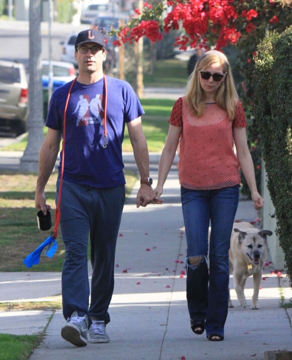 Jon Hamm et sa femme Jennifer Westfeldt se promènent avec leur chien Cora à Los Feliz, le 23 janvier 2014.