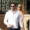 L'acteur Jon Hamm et sa femme Jennifer Westfeldt font des courses chez Barneys New York à Beverly Hills, le 17 décembre 2013.