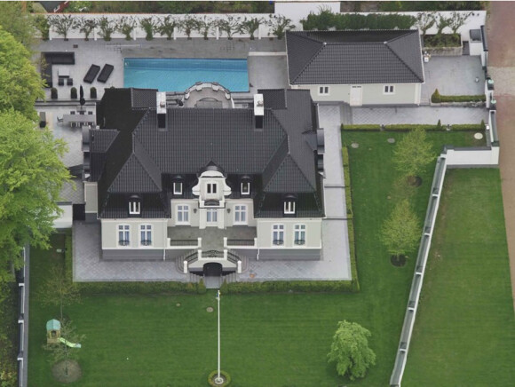Zlatan Ibrahimovic a mis en vente sa maison située dans la banlieue de Malmö, en Suède, avec piscine, bien évidemment