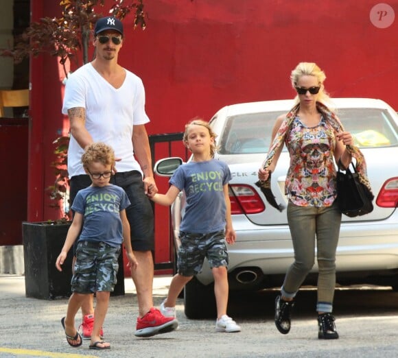 Zlatan Ibrahimovic avec sa compagne Helena Seger et leurs fils Maximilian et Vincent à New York, le 25 juin 2014