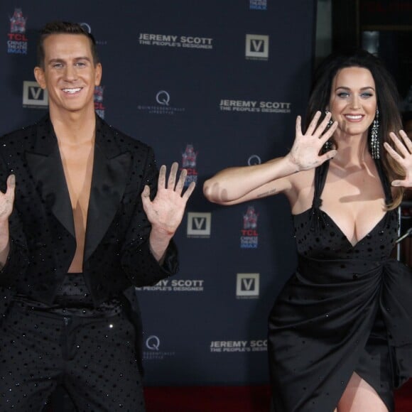 Katy Perry et le styliste Jeremy Scott laissent leurs empreintes dans le ciment hollywoodien au TCL Chinese Theater à Hollywood, le 8 septembre 2015 lors de la première de "Jeremy Scott : The People's Designer"