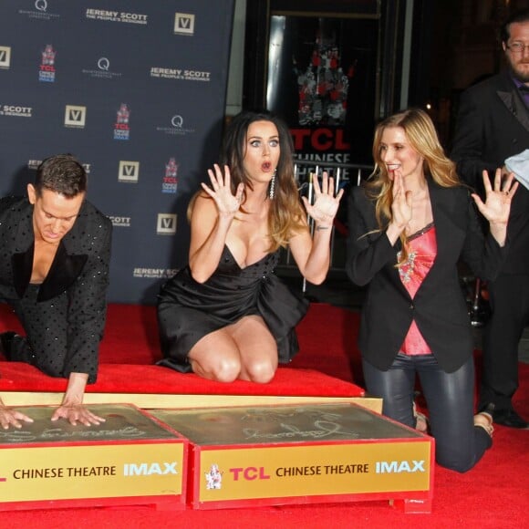 Katy Perry et Jeremy Scott laissent leurs empreintes dans le ciment hollywoodien au TCL Chinese Theater à Hollywood, le 8 septembre 2015 lors de la première de "Jeremy Scott : The People's Designer"