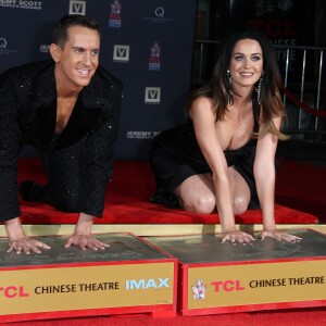 Katy Perry et Jeremy Scott laissent leurs empreintes dans le ciment hollywoodien au TCL Chinese Theater à Hollywood, le 8 septembre 2015 lors de la première de "Jeremy Scott : The People's Designer"