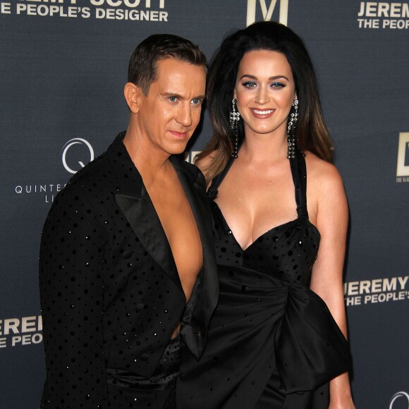 Katy Perry et Jeremy Scott laissent leurs empreintes dans le ciment hollywoodien au TCL Chinese Theater à Hollywood, le 8 septembre 2015 lors de la première de "Jeremy Scott : The People's Designer"