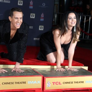 Katy Perry a laissé ses empreintes dans le ciment au TCL Chinese Theater à Hollywood, le 8 septembre 2015 lors de la première de "Jeremy Scott : The People's Designer", en présence et avec la complicité du créateur.