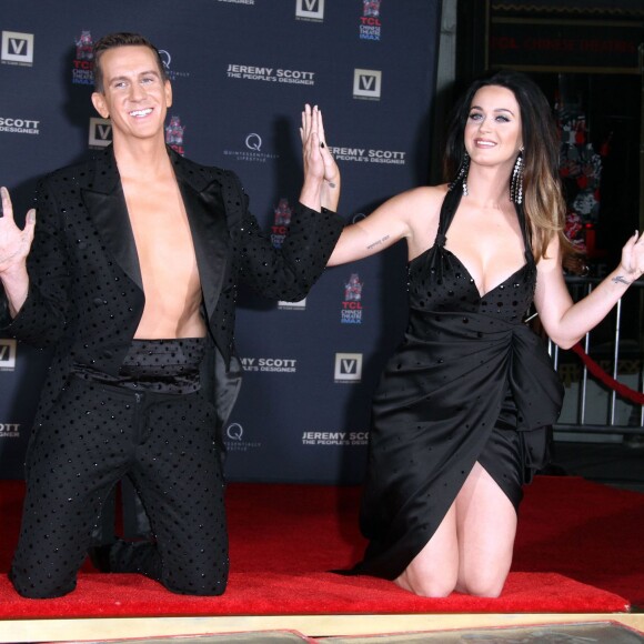 Katy Perry a laissé ses empreintes dans le ciment au TCL Chinese Theater à Hollywood, le 8 septembre 2015 lors de la première de "Jeremy Scott : The People's Designer", en présence et avec la complicité du créateur.