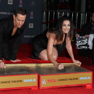 Katy Perry a laissé ses empreintes dans le ciment au TCL Chinese Theater à Hollywood, le 8 septembre 2015 lors de la première de "Jeremy Scott : The People's Designer", en présence et avec la complicité du créateur.