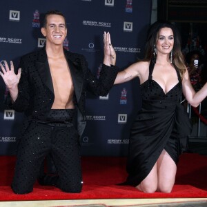 Katy Perry a laissé ses empreintes dans le ciment au TCL Chinese Theater à Hollywood, le 8 septembre 2015 lors de la première de "Jeremy Scott : The People's Designer", en présence et avec la complicité du créateur.